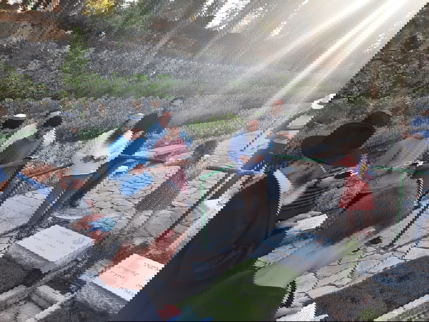 אומרים קדיש לעילוי נשמת החייל שנפטר