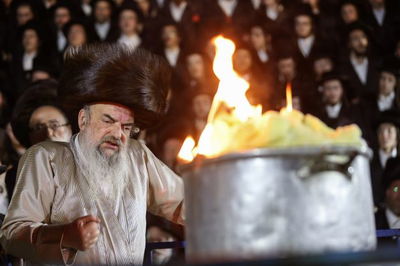 בחודש סיון: הרבי מלעלוב בהדלקה במירון