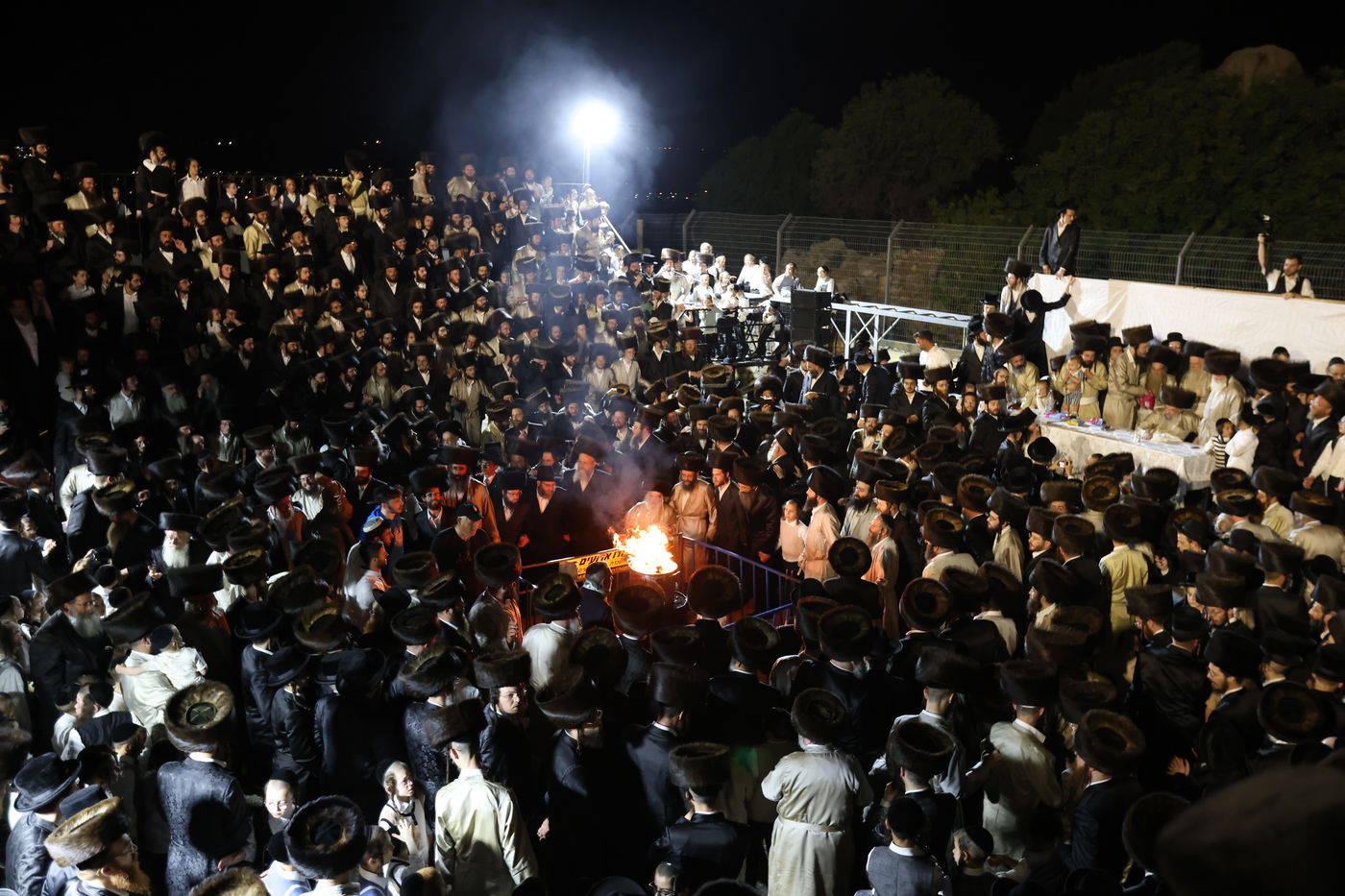 בחודש סיון: הרבי מלעלוב בהדלקה במירון