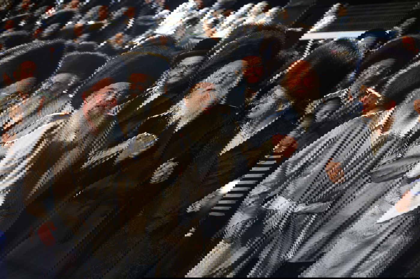 בחודש סיון: הרבי מלעלוב בהדלקה במירון