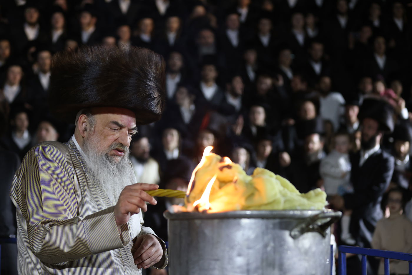 בחודש סיון: הרבי מלעלוב בהדלקה במירון