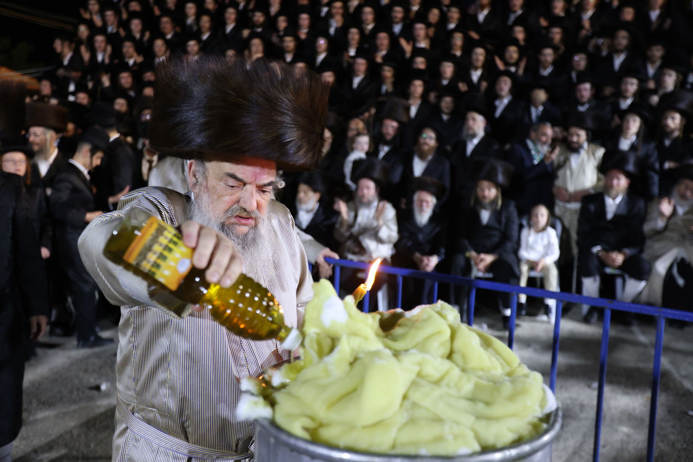 בחודש סיון: הרבי מלעלוב בהדלקה במירון