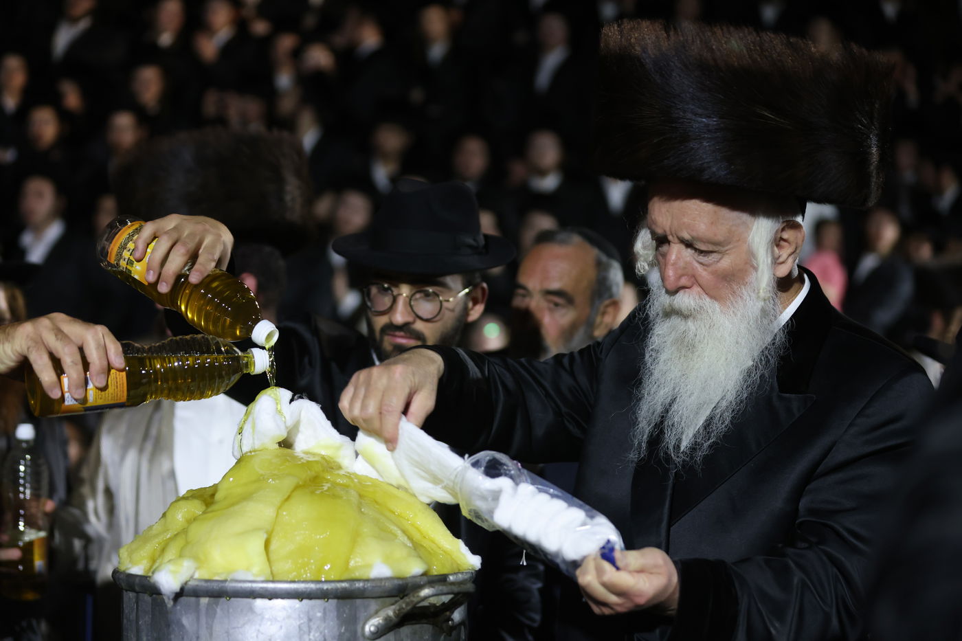 בחודש סיון: הרבי מלעלוב בהדלקה במירון