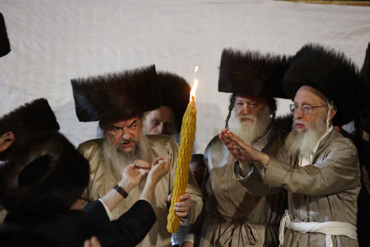 בחודש סיון: הרבי מלעלוב בהדלקה במירון