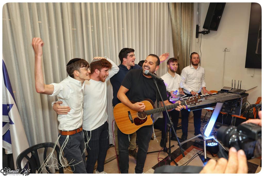 הזמר עקיבא הפתיע בחור חרדי חולה בסרטן