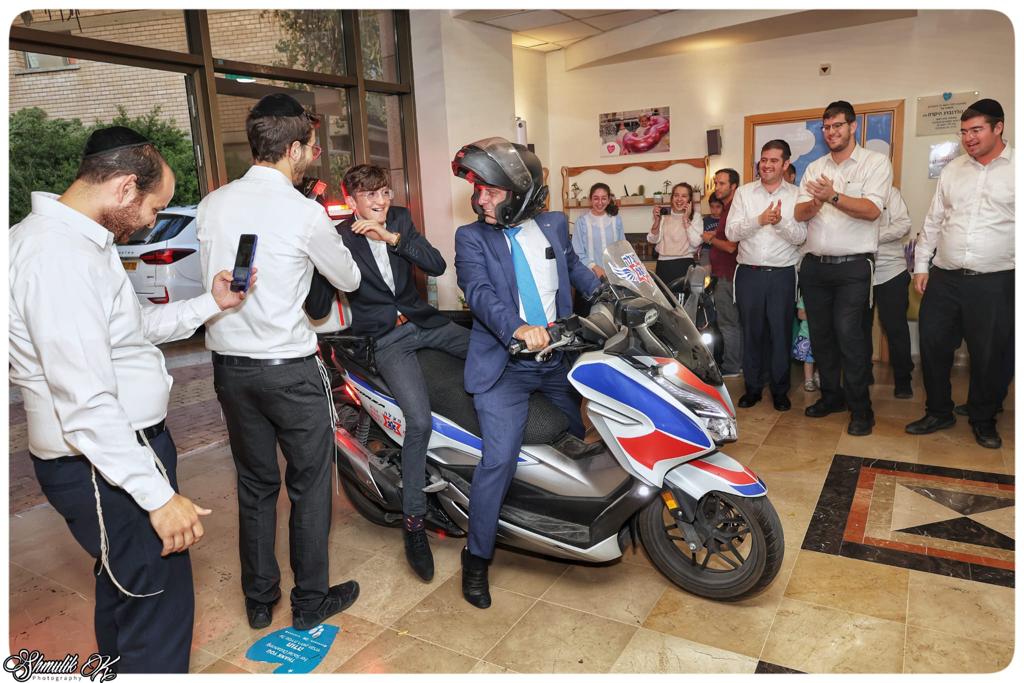 הזמר עקיבא הפתיע בחור חרדי חולה בסרטן