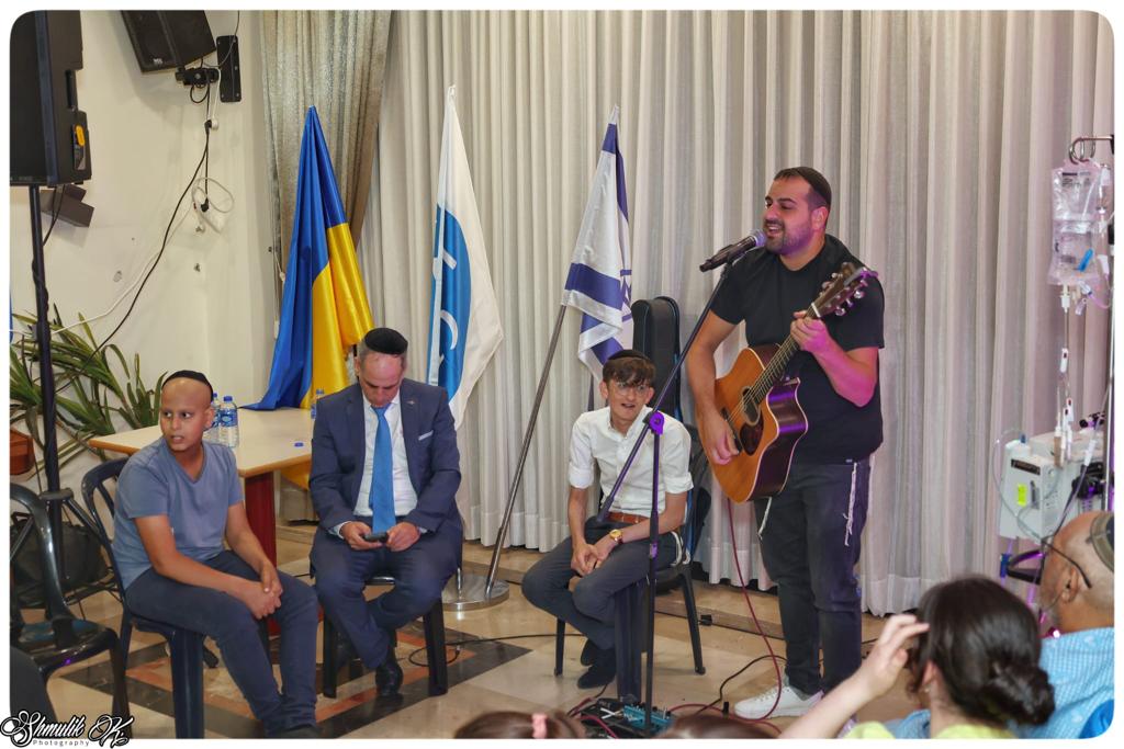 הזמר עקיבא הפתיע בחור חרדי חולה בסרטן