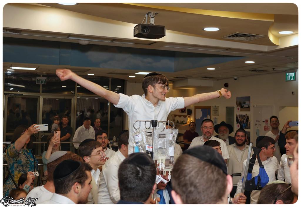 הזמר עקיבא הפתיע בחור חרדי חולה בסרטן