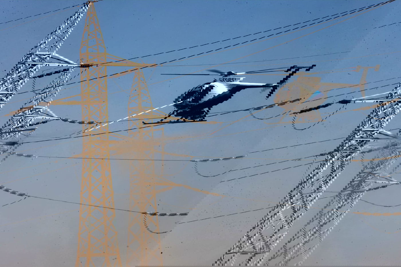 תיעוד מהמסוק: כך שוטפים את קווי החשמל