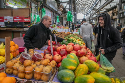 קניות בשוק ברמלה
