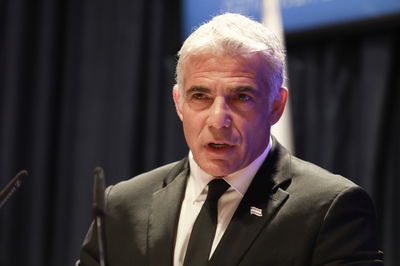 יאיר לפיד באירוע במשרד החוץ