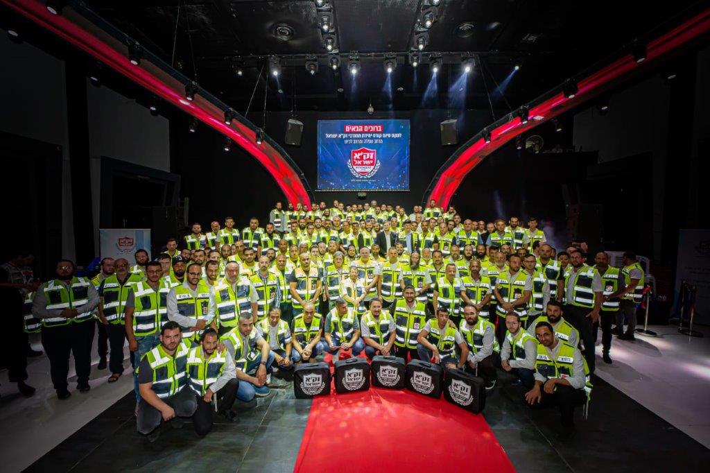 עשרות המתנדבים החדשים בתמונה משותפת