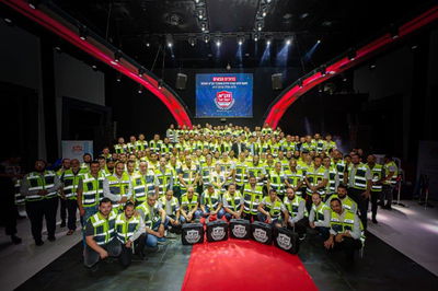 עשרות המתנדבים החדשים בתמונה משותפת