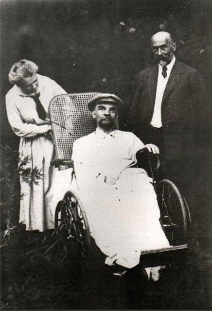 תמונתו האחרונה של מנהיג ומייסד בריה"מ ולדימיר לנין, לאחר שספג שבץ. שנות ה-20