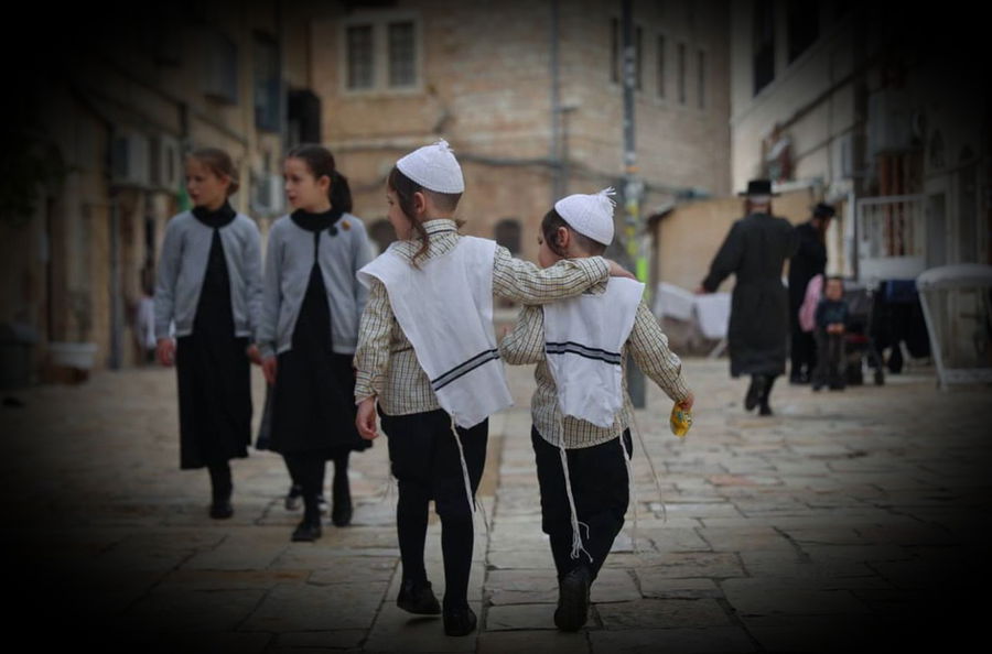 תמונת השבוע: ילדים חוזרים מהחיידר בבתי אונגרין
