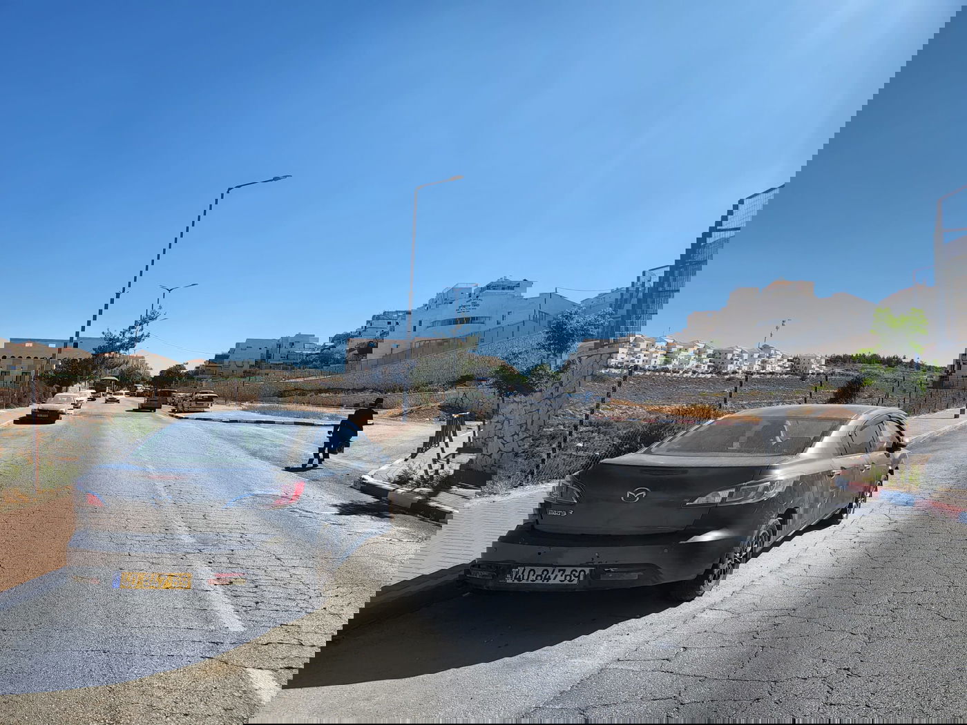 רחוב ארוך ללא מעברי חציה. רח' קדושת לוי בביתר