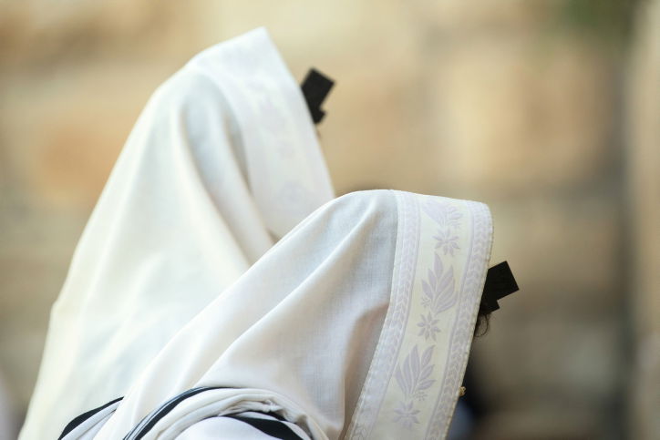 מדוע מכסים את הראש בטלית בשעת הברכה?