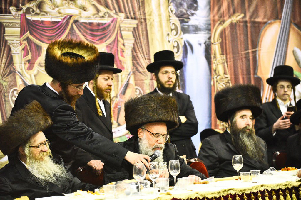 שמחת החתונה לנכדי האדמו"רים מאמשינוב ופרמישלאן; צפו