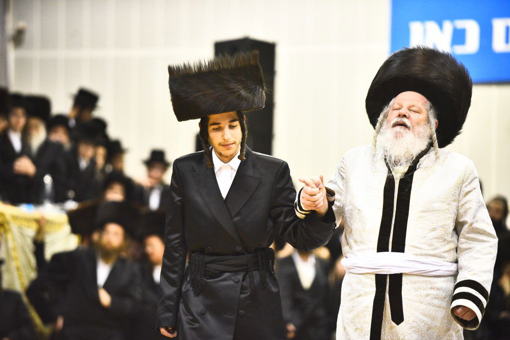 שמחת החתונה לנכדי האדמו"רים מאמשינוב ופרמישלאן; צפו