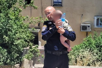 הפעוט בידי השוטר, מספר רגעים לאחר חילוצו