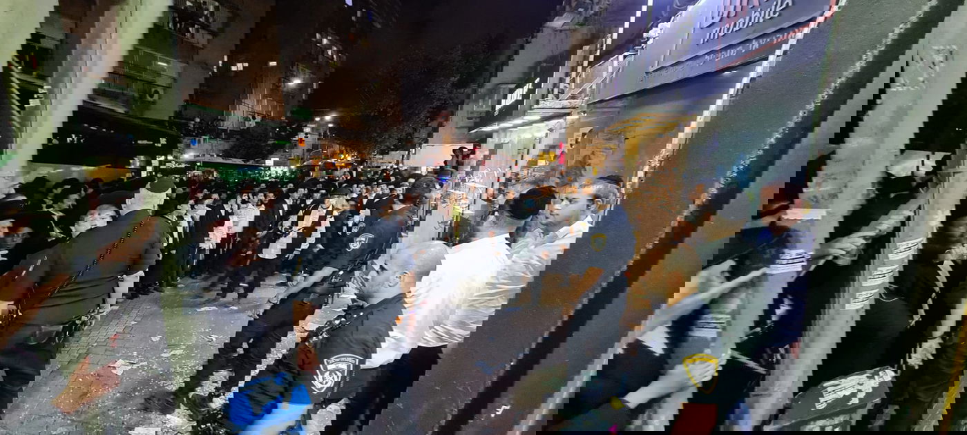 הפגנה אלימה בבני ברק; חמישה נעצרו • צפו