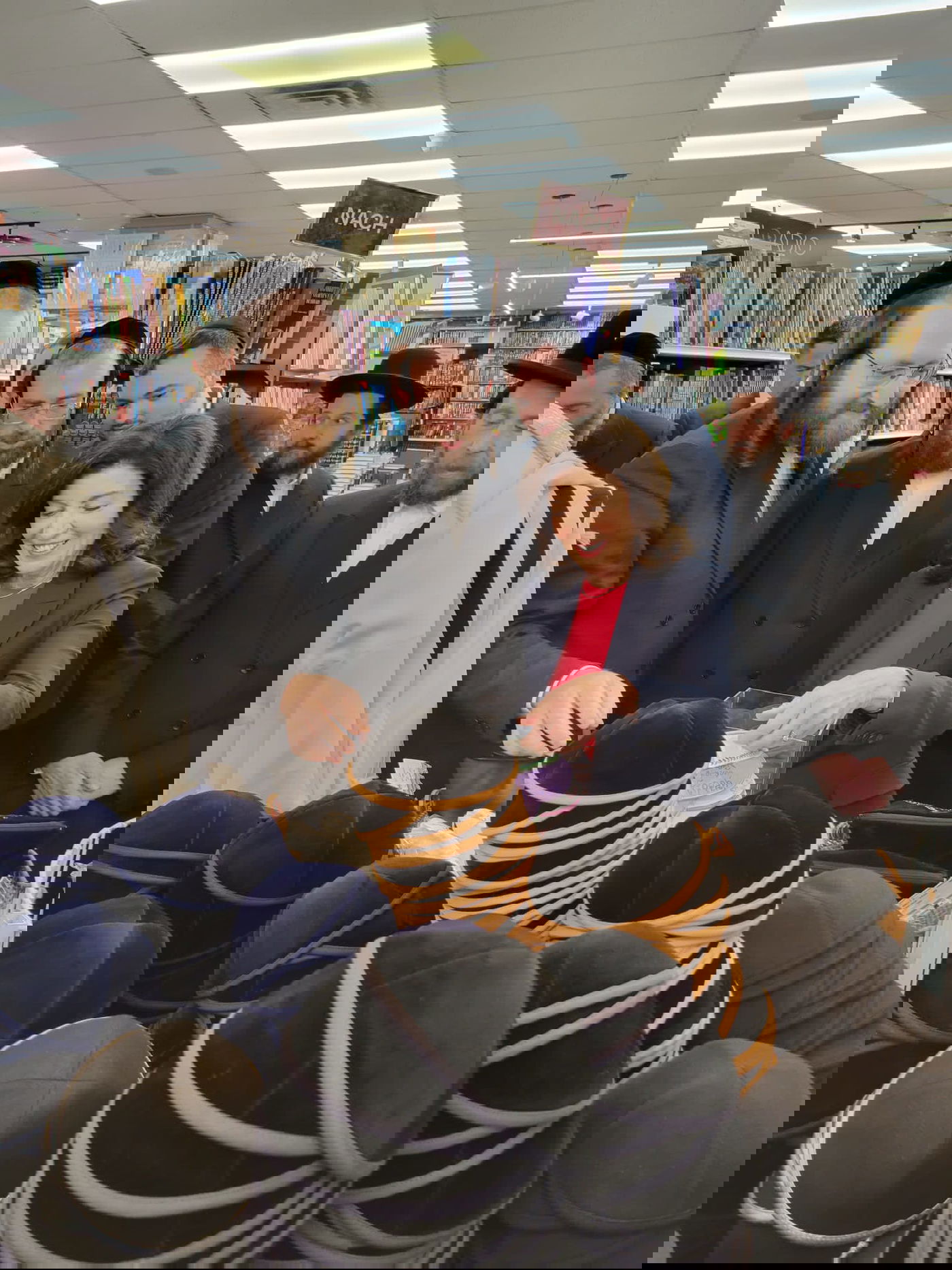 כשמושלת ניו-יורק ביקרה בחנות היודאיקה • צפו