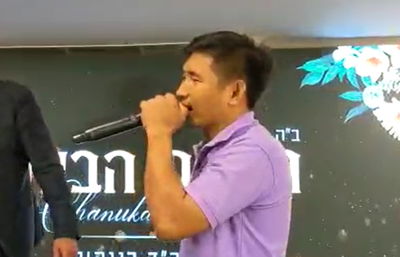 צפו: עובד תאילנדי מבצע את הלהיט החסידי בעברית