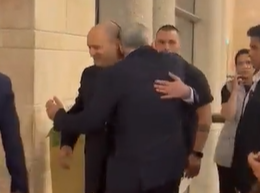 נפרדנו כך: החיבוק של נפתלי בנט ויאיר לפיד