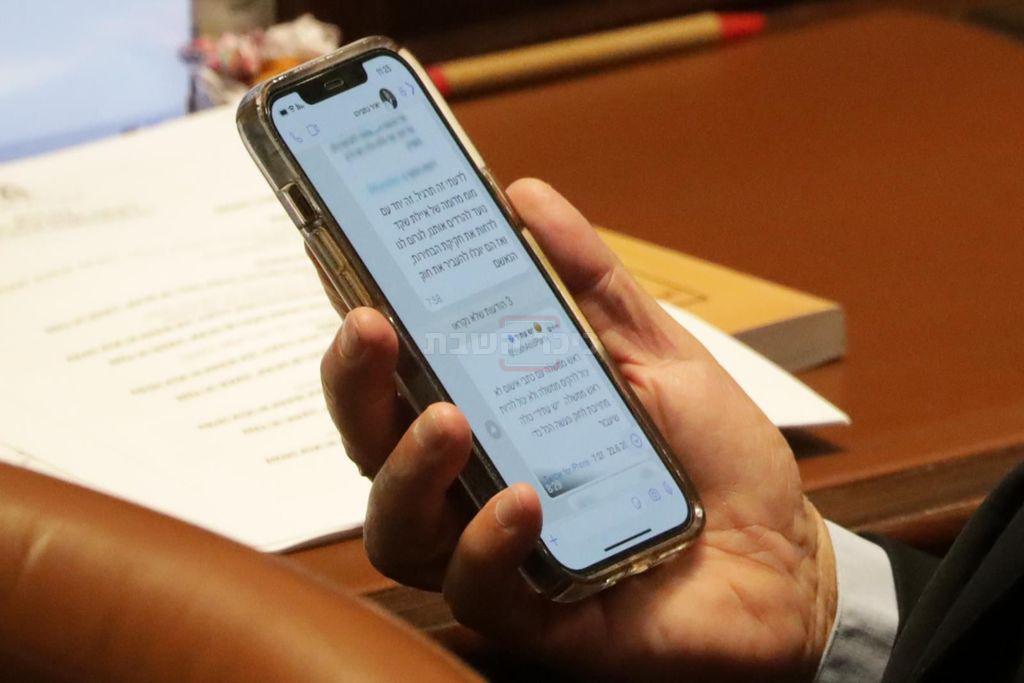 נתניהו קורא את הודעות בנו