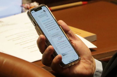 נתניהו קורא את הודעות בנו