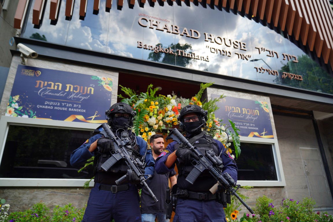 חיילים מחוץ למבנה החדש