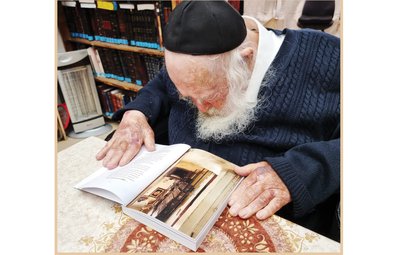 הגר"ח זצוק"ל מעיין בספר  • צפו