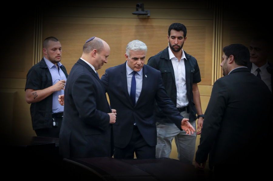 תמונת השבוע: לפיד עושה כבוד לבנט