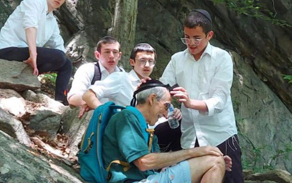 ניצול השואה מניח תפילין