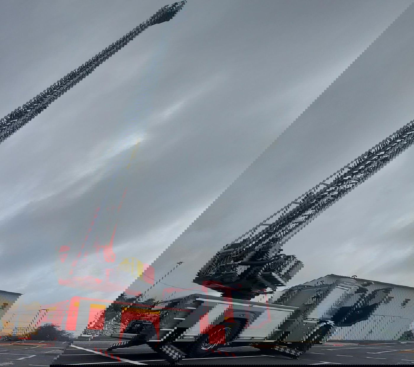 מנוף המתנשא לגובה 40 מטרים, כשמונה קומות. ניתן להניח אותו בשלל זוויות כדי לתפוס עוד גובה. "פחד גבהים נוראי למעלה", מציין ליפשיץ