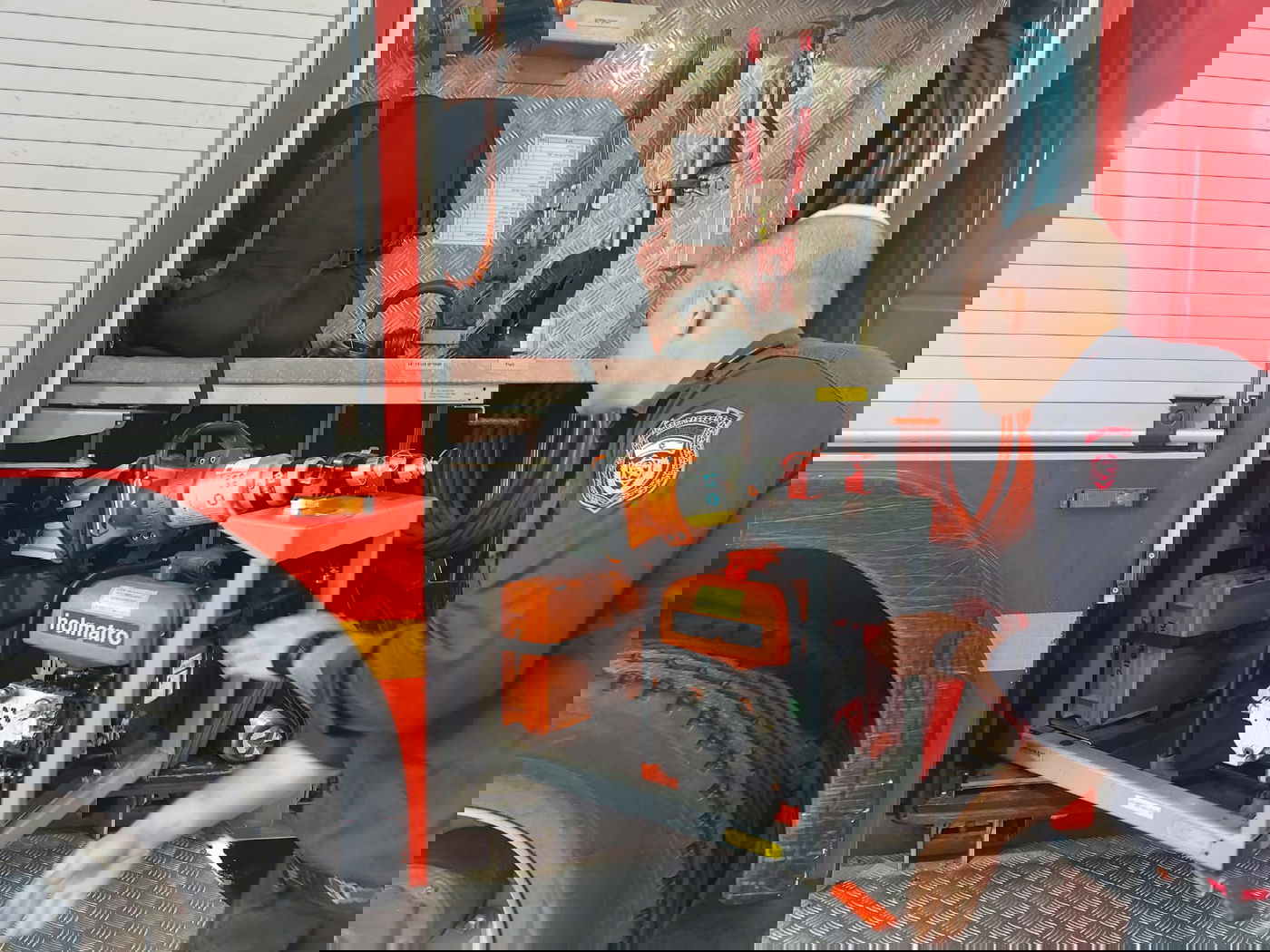 כבאית סער הינה כבאית שנותנת את המענה הראשוני לכל שריפה. בכבאית 4 קוב מים עם שילוב של קצף; בתמונה: מכשירים לניסור לכודים מכלי רכב