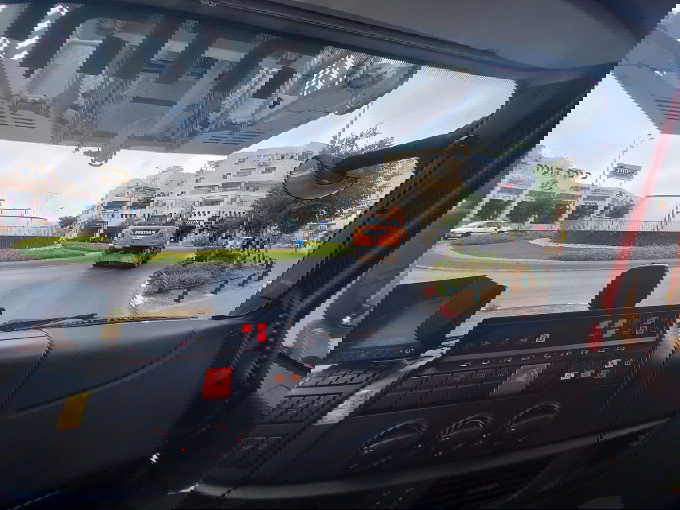 "העיקר להספיק לעקוף". טרקטור עוקף אותנו בצורה מסוכנת