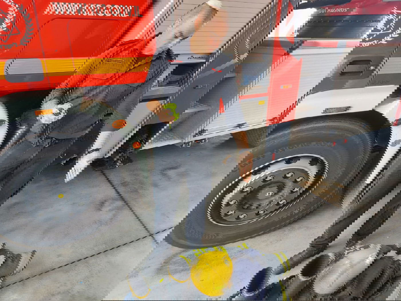 שישים שניות מהרגע שהפעמון מצלצל ועד שאנחנו על הכבאית עם הציוד המלא עלינו. ליפשיץ עם הציוד האישי שלו