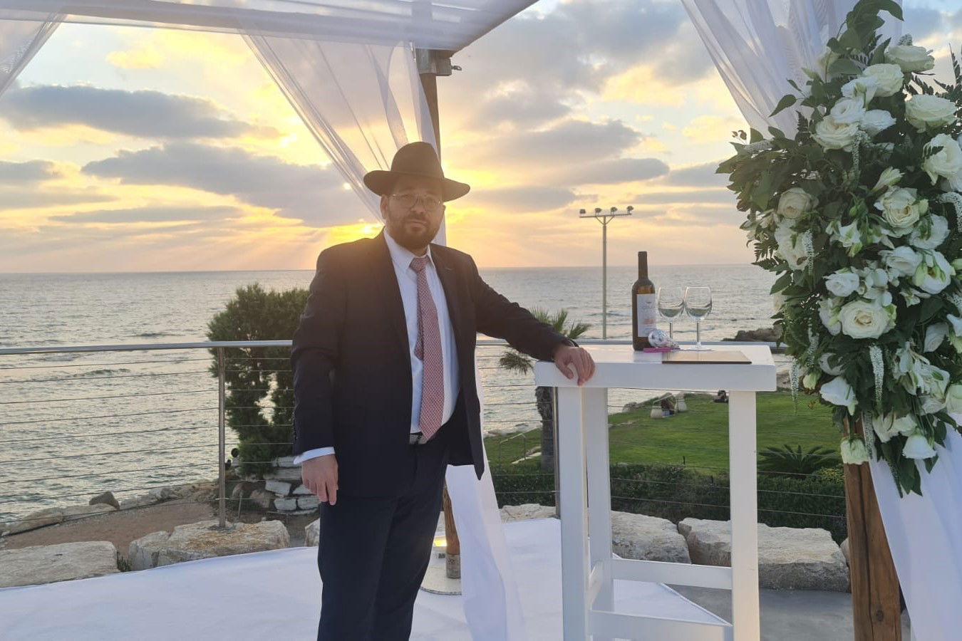 של מחשבה בחופת שקיעה השבוע בשדות ים