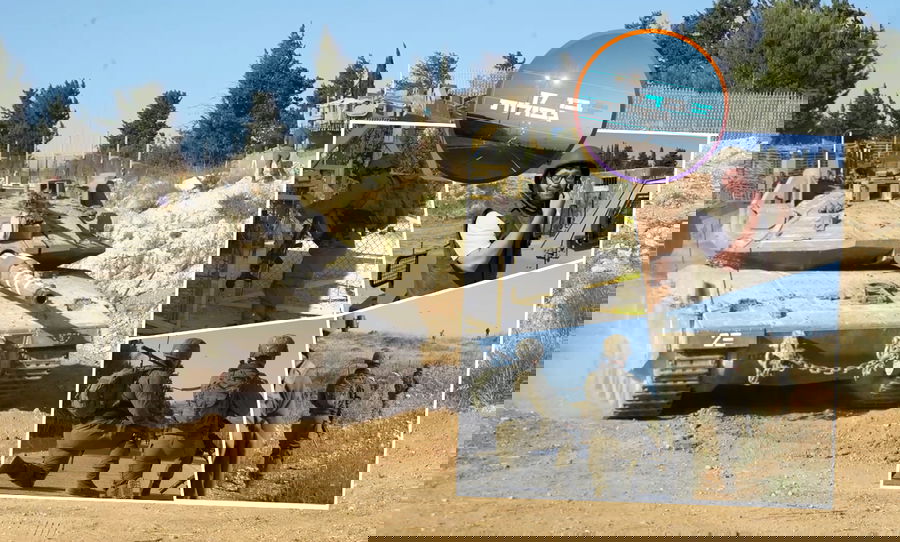 כדור בקנה, טנקים בחיפוי; ביקור מעבר לגדר, מרחק נגיעה מחיזבאללה