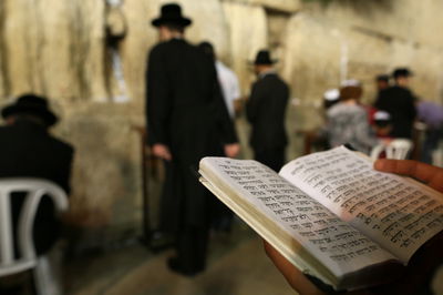 מה מקור הקדיש והאם אשה יכולה לאומרו?