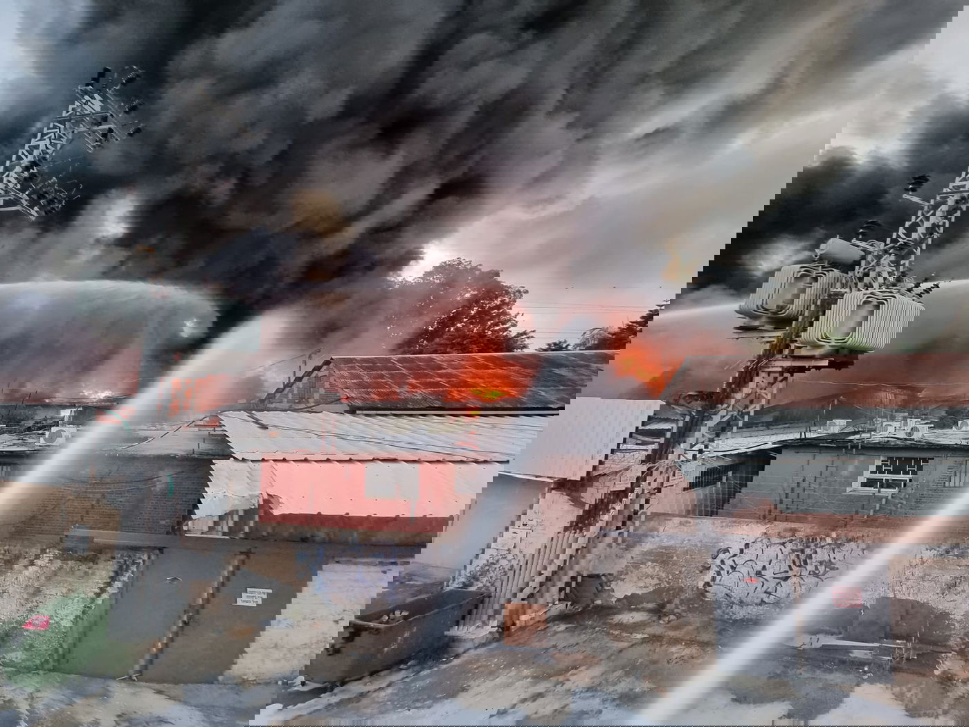 שריפה גדולה במתחם תעשייה בחיפה; צפו