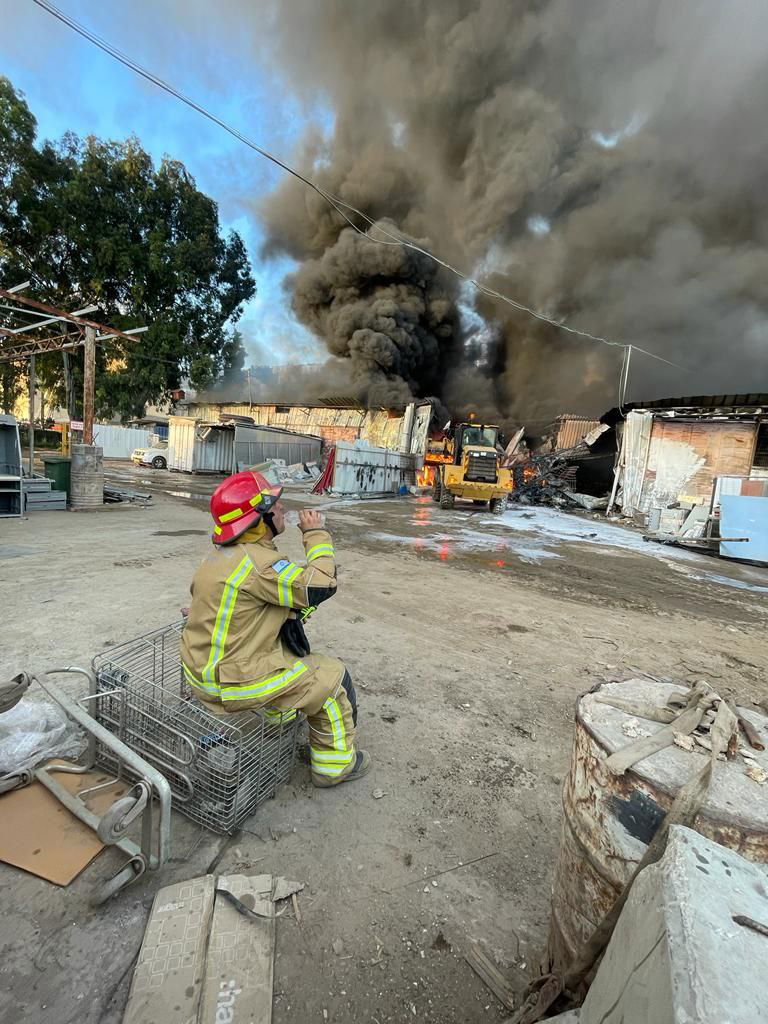 שריפה גדולה במתחם תעשייה בחיפה; צפו