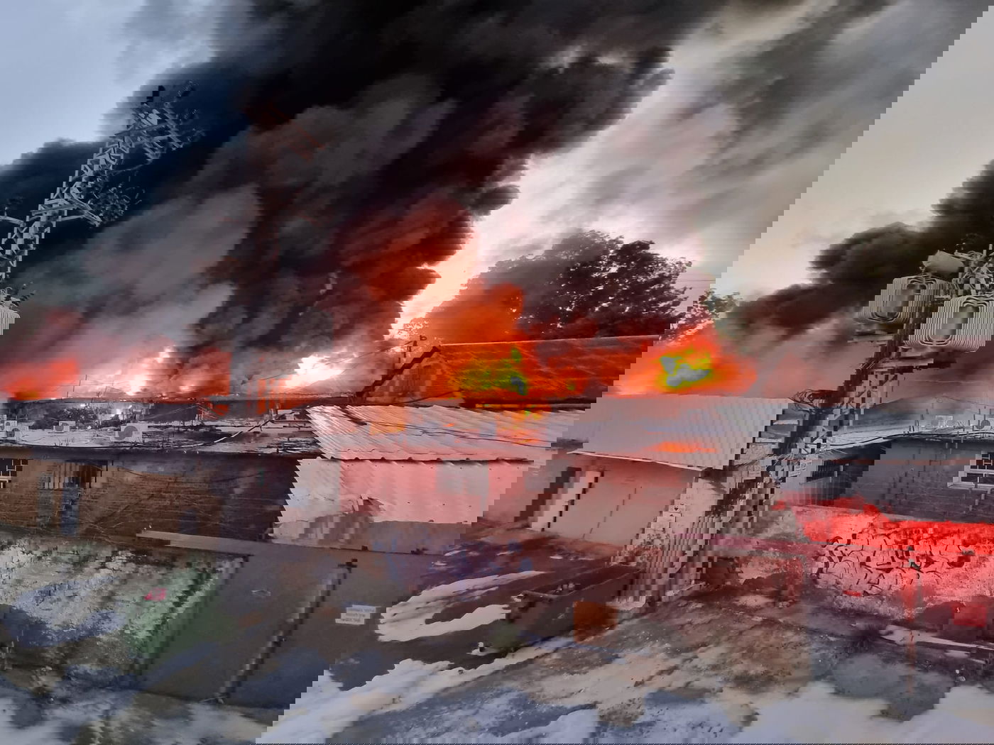 שריפה גדולה במתחם תעשייה בחיפה; צפו