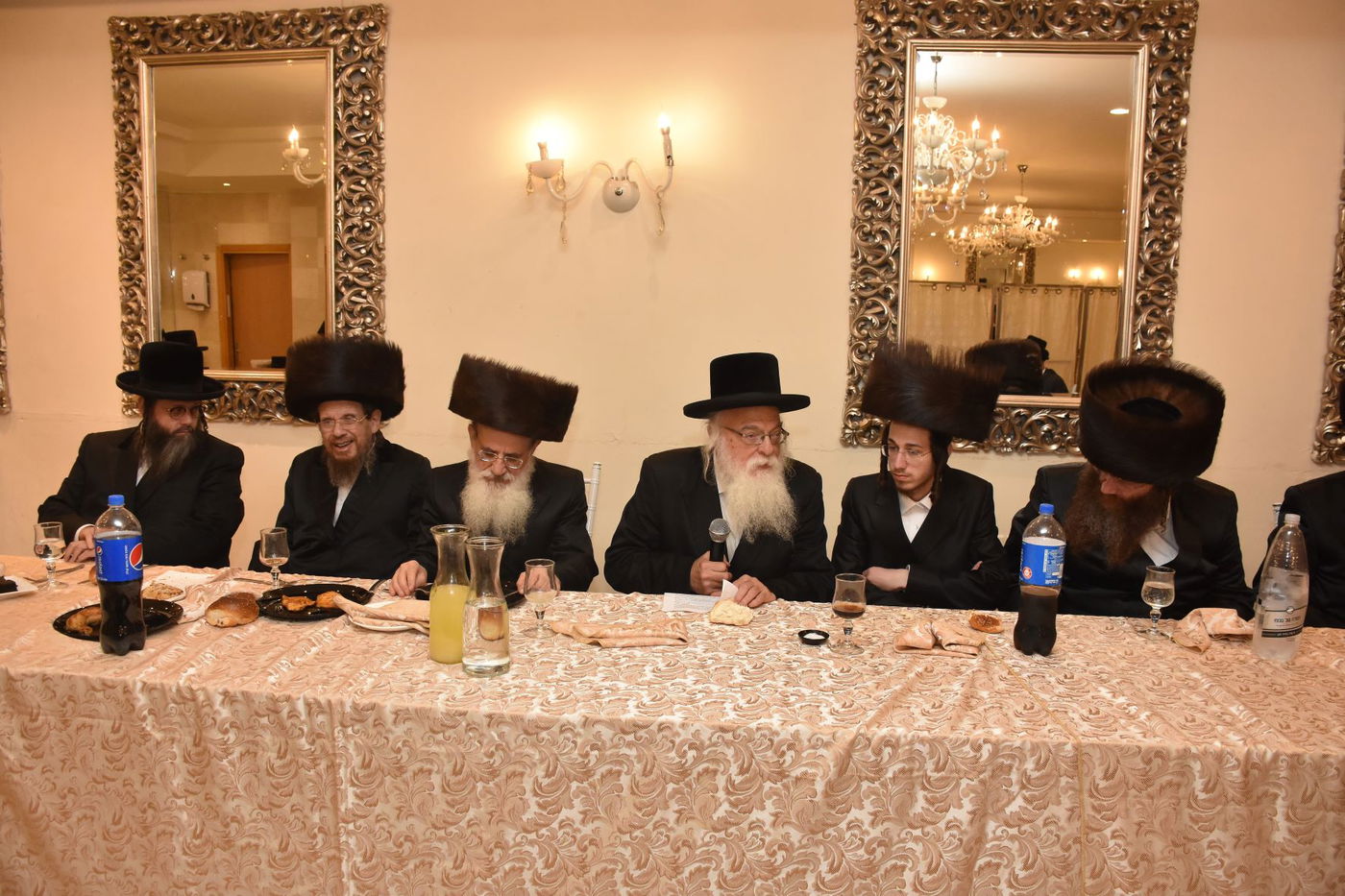 שבע ברכות לנכד רב הקהילה ונכדת האדמו"ר • צפו