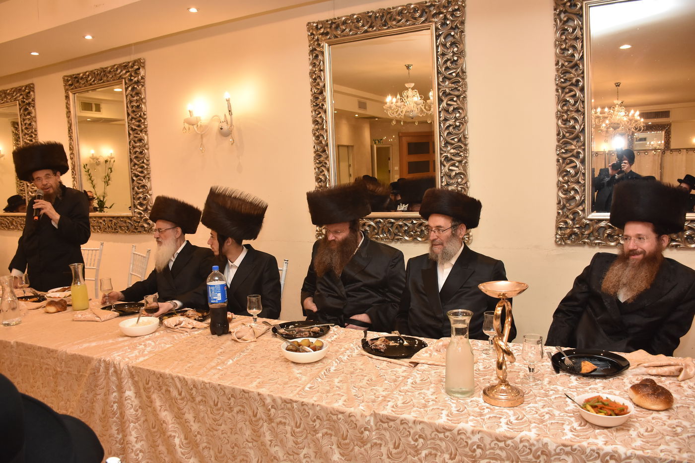 שבע ברכות לנכד רב הקהילה ונכדת האדמו"ר • צפו