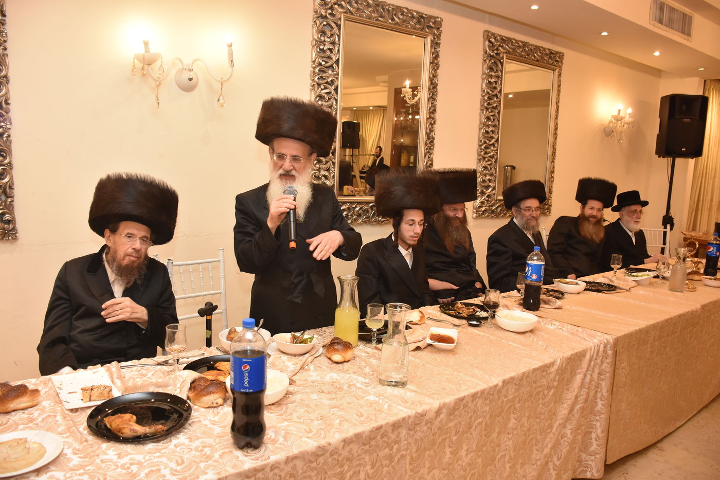 שבע ברכות לנכד רב הקהילה ונכדת האדמו"ר • צפו