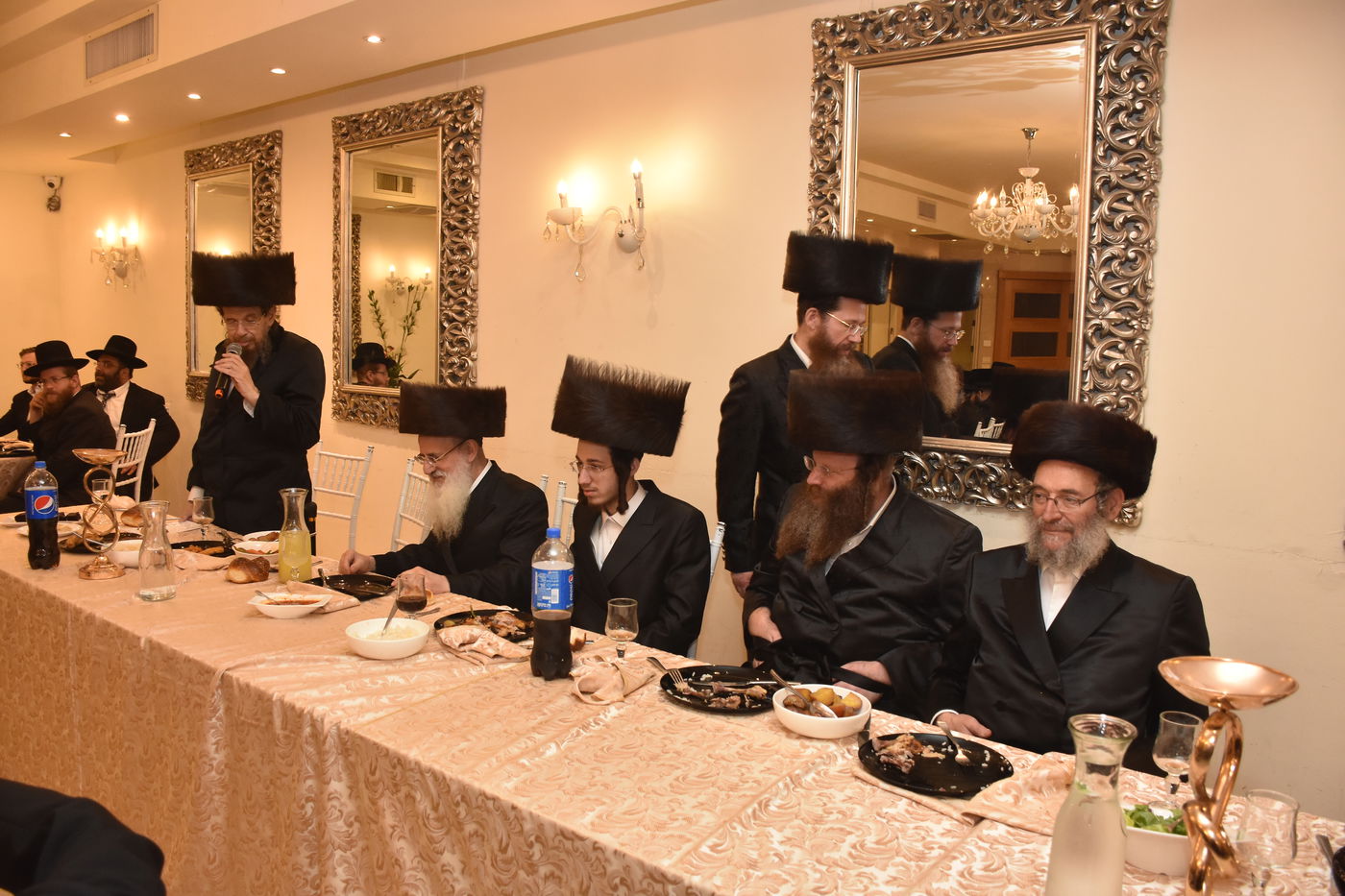 שבע ברכות לנכד רב הקהילה ונכדת האדמו"ר • צפו