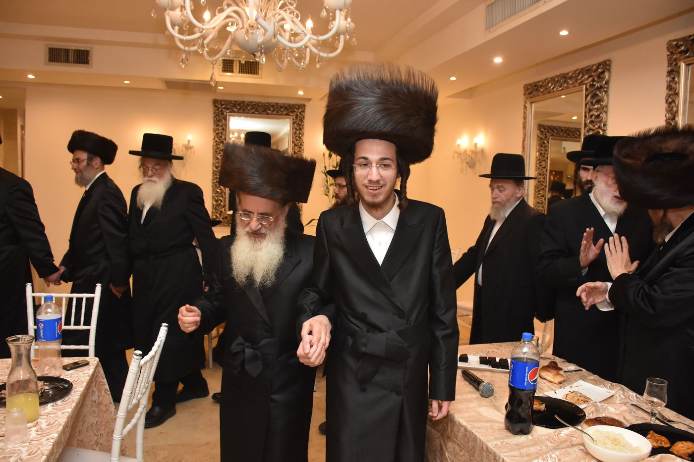 שבע ברכות לנכד רב הקהילה ונכדת האדמו"ר • צפו