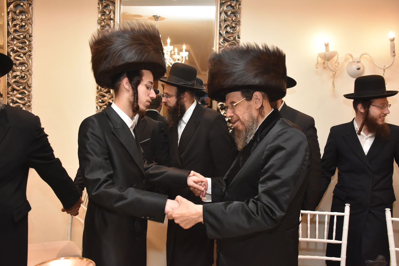 שבע ברכות לנכד רב הקהילה ונכדת האדמו"ר • צפו